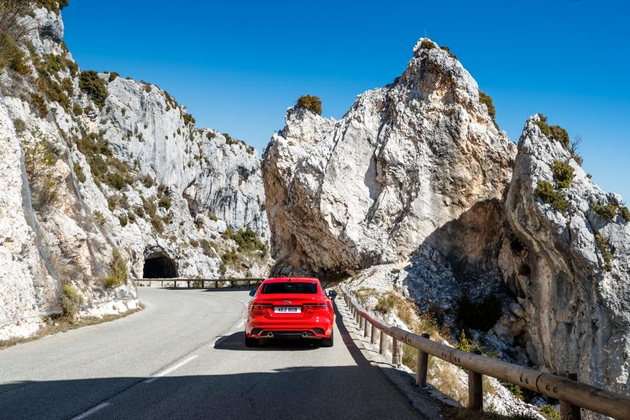  Jaguar XE P300 R-Dynamic 2019 года  (WW) (фото 29 из 51)